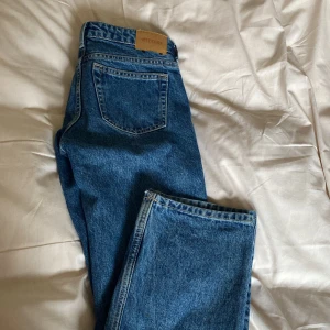 Weekday Arrow low - Säljer mina oanvända Arow low jeans ifrån weekday. Dem är i storlek 24\30. Orginalpris 500kr. Säljer för 300kr. Pris kan diskuteras.