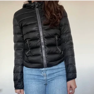 Colmar jacka - Jag säljer min colmar jacka då den ej kommer till användning hos mig längre. Jättefin och jättebra skick, pris kan diskuteras.