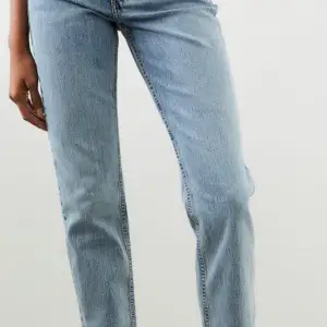 Jeansen är från H&M, knappt använda. Om dem ens är använda. Vanliga ljusblåa jeans 