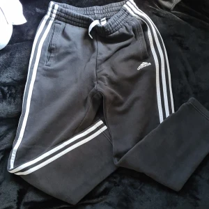Adidas mjukis byxa stl.152 - Adidas byxa svart/vit stl.152 (11-12år) Använd några gånger bra skick