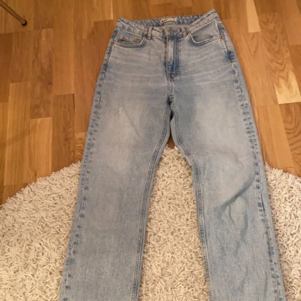 Blåa jeans med slits, använda. Jeans & Byxor.