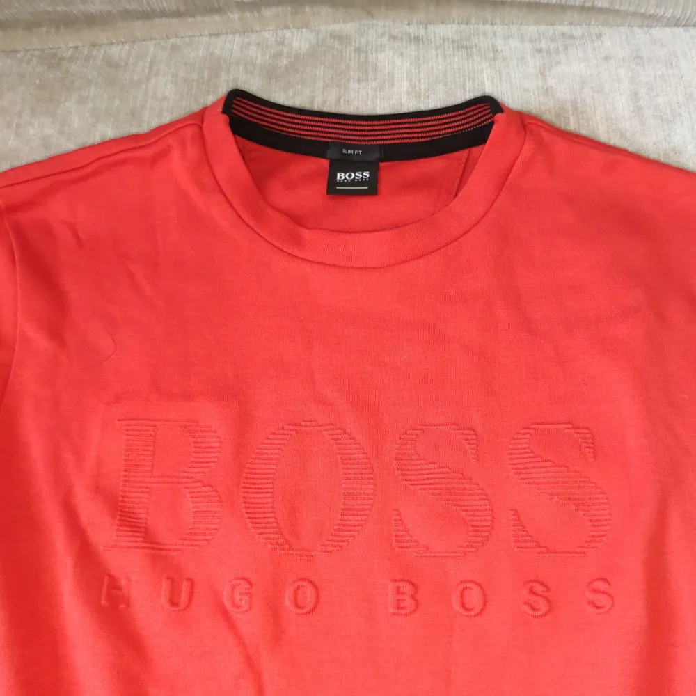 orange/röd  äkta hugo boss tröja i storlek M slim fit. fint skick  kan fraktas. Tröjor & Koftor.