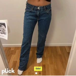 Låg/mid waist jeans - Säljer de här jeansen jag köpt av en tjej Plick då dom inte passade på mig. Dom är lite stretchiga och snygga