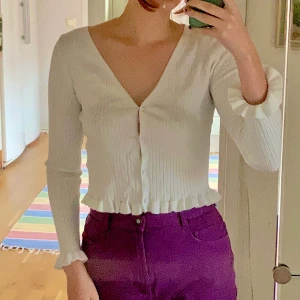 Söt tröja - Säljer pga armarna är för korta på mig, är 180 så tror den passar bättre på nån kortare. Storleken är L men jag är S så antar att den passar lite oavsett 