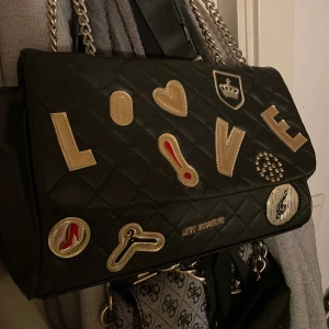 Moschino väska, vintage  - I gott skick ! Köpt för över 3000kr