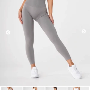 NVGTN LEGGINGS - Säljer mina as snygga nvgtn leggings i solid seamless i Light Grey. Sälj pågrund av att de inte kommer till användning. De har endast används en gång. 