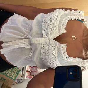 Justerbar spets topp - Jätte fin spets topp som går att knyta hur man vill runt midjan. Har knappar som man kan knäppa upp och super söt runt axlarna🤍