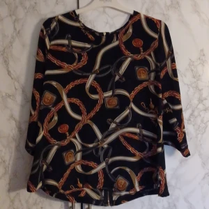 Mönstrad blus  - Mönstrad sidenblus med dragkjedja i ryggen 