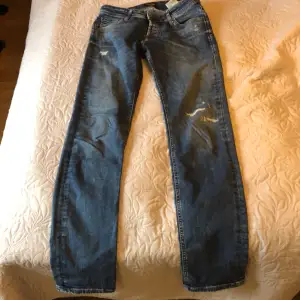 Jeans i gott skick, slitningar från fabrik. Slim Glenn.