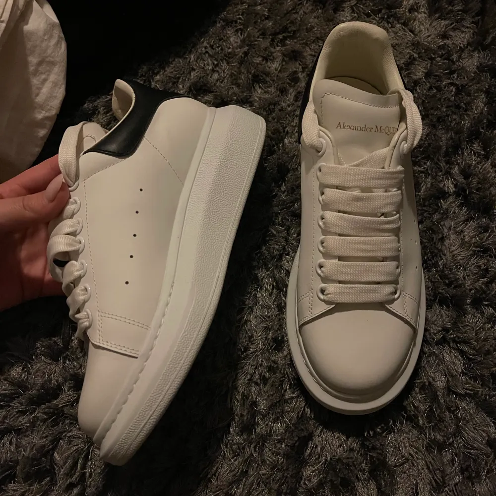 Alexander Mcqueen skor, endast använda en gång. Säljer för dem är lite för små… Strl 38🤍 3500kr *intressekoll*. Skor.