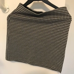 Kjol hundtandsmönstrad  - Fin kort strechig kjol från Divided H&M stl xs. Frakt betalas av köparen.