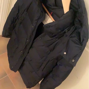 Moncler jacka  - En  jacka i lång modell från moncler. Ord pris 13990kr.Äktehetsbevis finns i jackan och priset kan diskuteras 