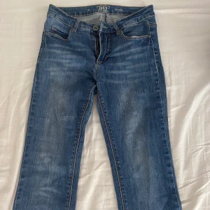Jeans denim brand  - Jeans denim brand passar inte mig men har en fin rumpa när dem väll är på. 
