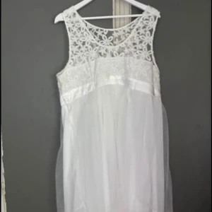 Klänning - Aldrig använd. Tillkommer fraktkostnad.