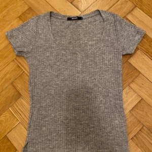 👻 👻 Grå topp 👻 👻 - Grå topp från Gina med knäppen fram