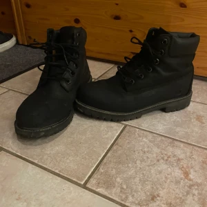 Vinter skor TIMBERLAND - Super fina vinter/höst/tidig vår sko från TIMBERLAND. Sparsamt använda förra vintern. Några slitningar i fram men inget man tänker på. Är i begagnat skick!  I storlek 38 och köpta för runt 1 400kr.  Kan postas mot fraktkostnad. 