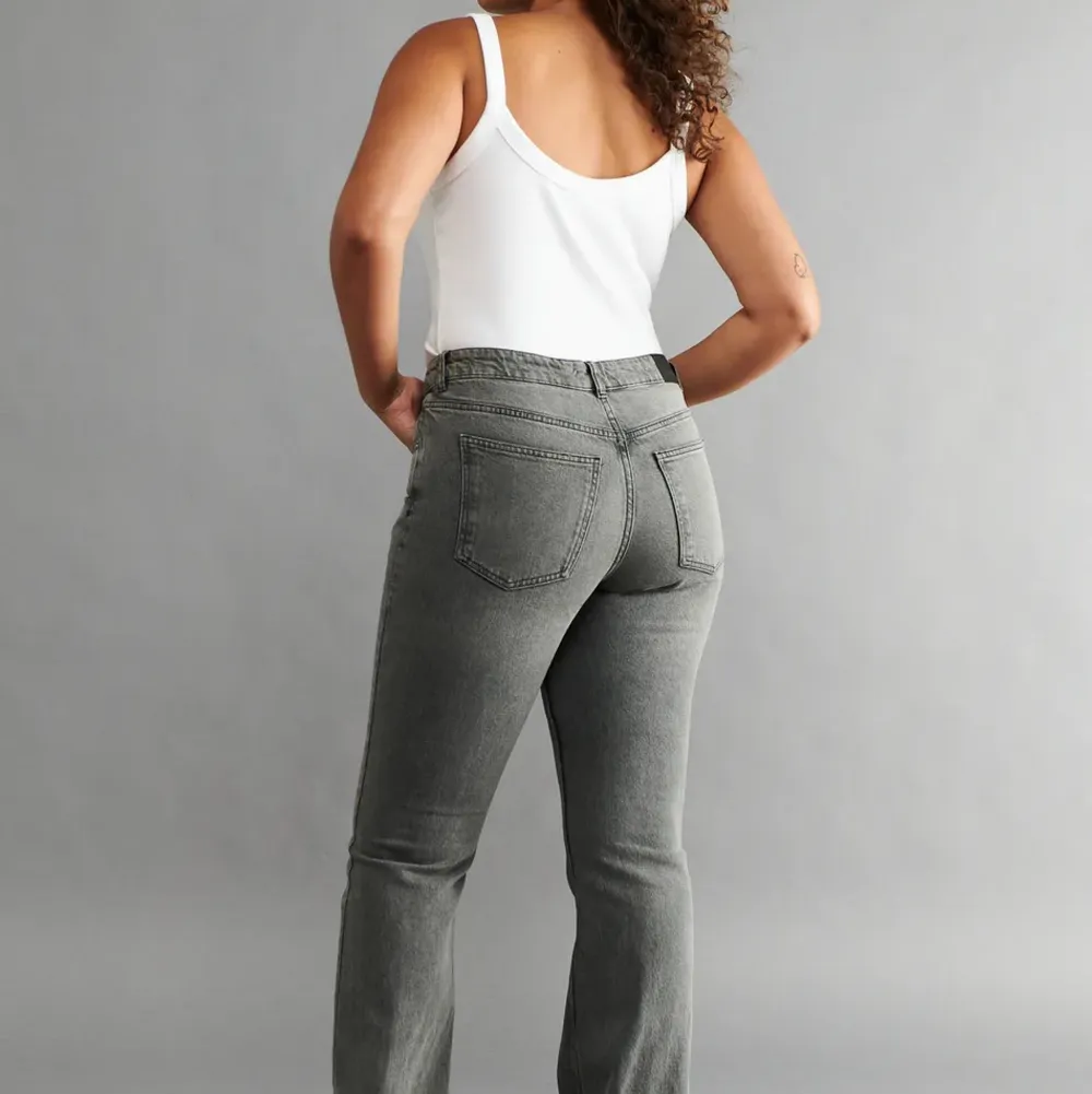 Full lenght flare petite jeans från GinaTricot, nyskick använda fåtal gånger. Storlek 38, passar 36 också! Perfekt längd för mig som är 168 cm lång. Kontakta vid fler bilder och önskemål. Slutsålda på hemsidan ❤️‍🔥. Jeans & Byxor.