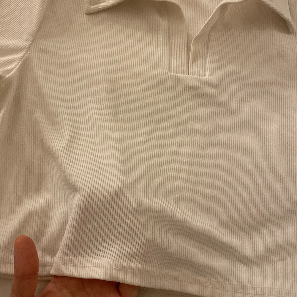 En gång använt fin vit kropp/tshirt från shein😍den funkar som ett xs -s också . Toppar.