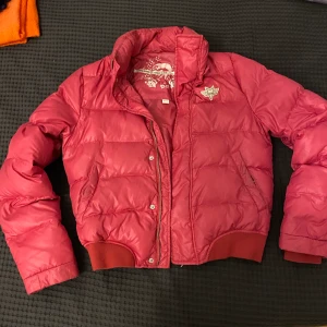 Diesel Jacka - Skit snygg diesel jacka. Jag önska den kom till användning men tyvärr. Köpt second hand men dyrt. Ganska ”liten” passar S o sitter tajt. Mer rosa i verkligheten. Skriv om ni vill ha mer bilder! Köparen står för frakt 🦄🦄💕
