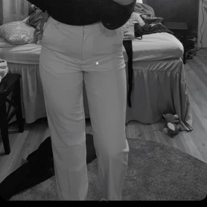 Veromoda kostymbyxor - Säljer vita kostymbyxor från veromoda då dem inte kommer till användning 