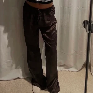 Zara Byxor  - Så himla fina satinbyxor från zara! 💖 väldigt sparsamt använda 🥰mörkbruna i storlek XS,  säljer då dem inte kommer till användning längre🫶passar så bra till vardags men även att mysa i hemma☺️☺️