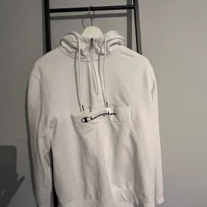 Champion hoodie  - Använd få tal gånger men var För stor  Storlek S