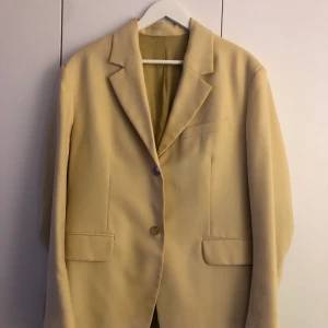 Kostym ARKET - Beige/gul kostym ARKET