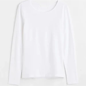 Vit långärmad tight tröja - Säljer denna super snygga vita lång ärmar tröja. Sitter tight och fint.