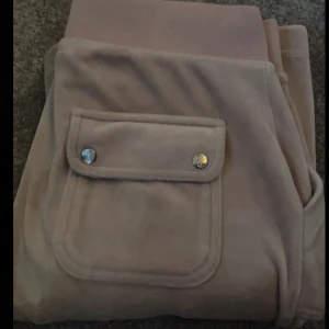 Juicy couture byxor - Säljer mina juicy byxor som nästan är helt oanvända men de har en fläck vid låret. Färgen finns ej att köpa längre och är en mörk/smuts rosa färg. 🤗Storlek S!
