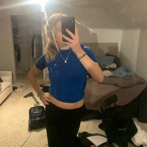 Stickad t-shirt  - Säljer denna i nyskick från Lindex . Jätte skönt material !! Köptes för 400.