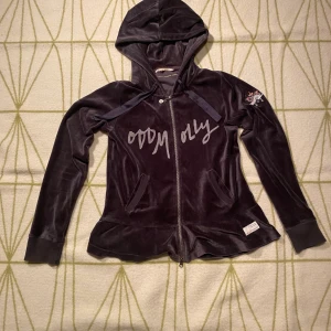Odd Molly hoodie - Sjukt cool grå vintage Hoodie från märket Odd Molly som är i väldigt bra skick och väldigt skönt material. Kontakta mig om du har några frågor och kan skicka fler bilder om önskas.