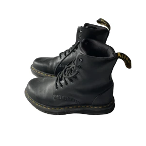 Dr. martens - Svart Dr. Martens som nya inga tydliga märken eller skador ( nypris 2000kr) Storlek 38 Perfekt för vintern och de kallats månaderna. Vattentäta.