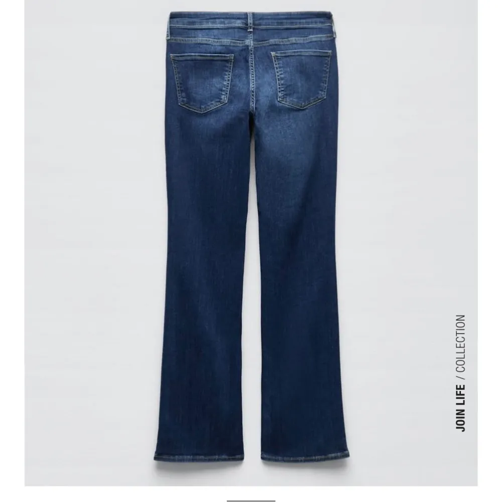 säljer dessa jättefina, helt oanvända jeans med prislapp kvar från zara. i storlek 34🫶🏼 kontakta vid vid fler frågor. Jeans & Byxor.