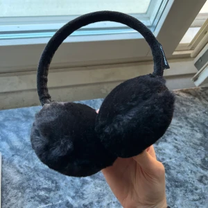 Öronmuffar  - Supersöta svarta öronmuffar! De är justerbara och varma och overall en vibe! Skriv privat för fler bilder, typ hur de sitter på osv. Jag upplever att dessa verkligen är den perfekta storleken 
