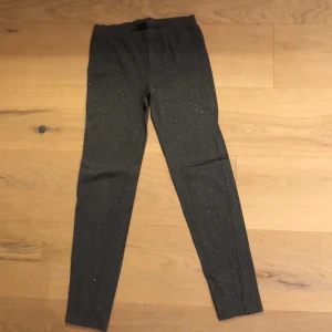 Gråa byxor storlek 12år/XL - Gråa byxor med guldiga prickar! Inkluderar ej frakt eller Swish. Tar Swish 