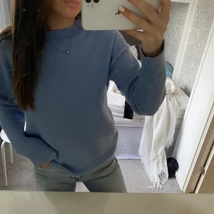 Stickad tröja - Jättefin blå stickad tröja, använd ett fåtal gånger💙