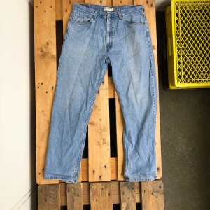 Levis 550 Relaxed fit 38x34 - Levis 550 relaxed fit 38x34. Bra jeans med litet hål bak på vänster lår. Något slitna vid fotöppningen men inget allvarligt.