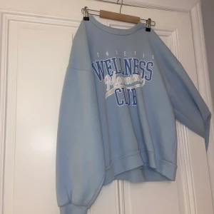 ljusblå sweatshirt - supersöt ljusblå sweatshirt! storlek M. hör av dig vid frågor eller fler bilder. 🫶🏼