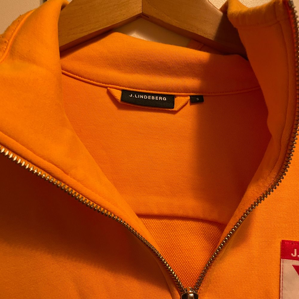 Orange J.Lindeberg tröja (REA) | Plick Second Hand