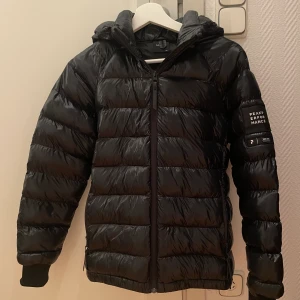 Peak performance jacka  - Säljer min superfina peak performance jacka som är lite glansig. Den är i superfint skick och använd ett par gånger. Den är i stolek 160 men passar mig som har xs/s. Säljer då jag köpt en ny vinterjacka😊💕köparen står för frakten