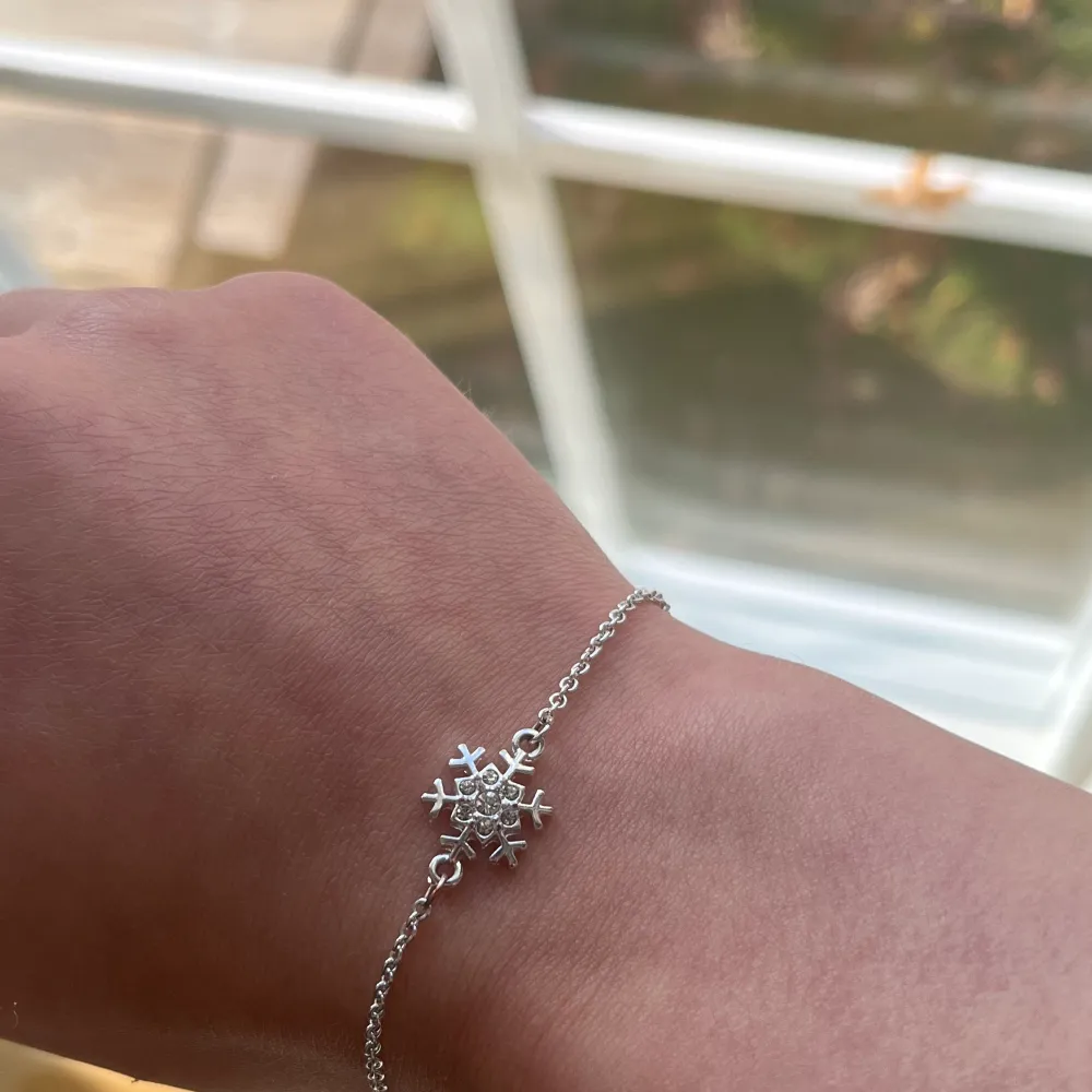 Fina matchande silver (ej äkta) smycken. Ej använda. Ett armband o öronhängen. . Accessoarer.