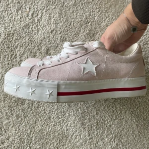 Converse All Star storlek 40 - Använda fåtal gånger, storlek 40 Dam Fint skick!  Kan skickas med spårbar frakt😊