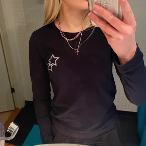 Långärmad tröja - Jätte fin tröja. Gpr inte längre att köpa. Säljer pga lite för liten, skriv för mer info💕