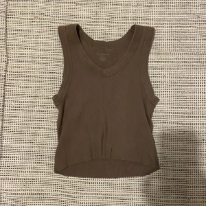 brandy melville tröja - fin brandy melville topp i en brun färg. köpt för 199kr. toppen skick. ❌FRI FRAKT❌ crop top linne