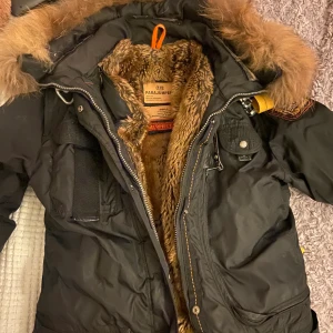Parajumper jacka - Jätte fin jacka i storlek S men passar mig med Xs.Möts gärna upp i Göteborg annars postar jag.