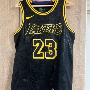 La Lakers basket linne - Köpt på Nikes egna hemsida för ungefär 1100kr. Men tyvärr var den lite för liten på mig, vilket gjort att den aldrig har kommit till användning. Basket linnet är i storlek S 