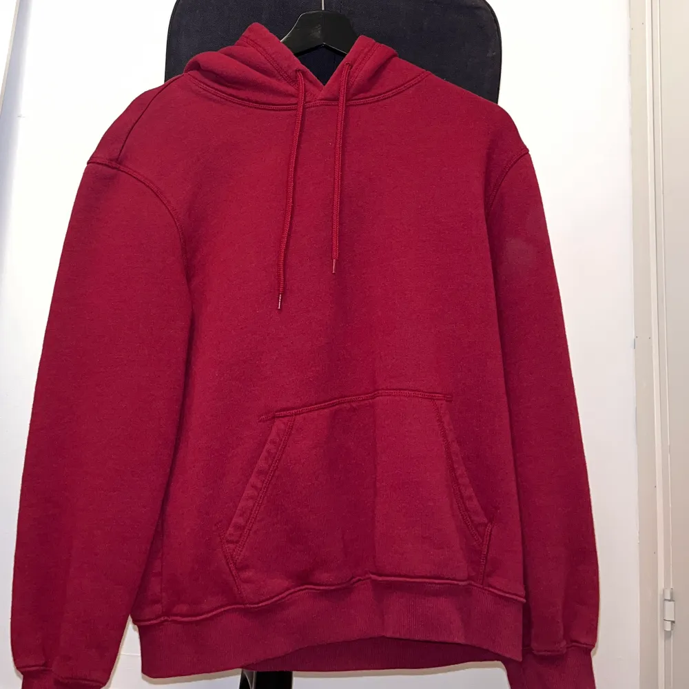 En jätteskön röd hoodie, bra material. Han används ett få tal gånger🤍 vet inte storleken men kanske M-XL. Hoodies.