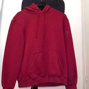 En jätteskön röd hoodie, bra material. Han används ett få tal gånger🤍 vet inte storleken men kanske M-XL
