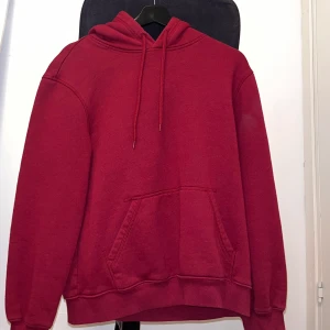 Röd hoodie  - En jätteskön röd hoodie, bra material. Han används ett få tal gånger🤍 vet inte storleken men kanske M-XL
