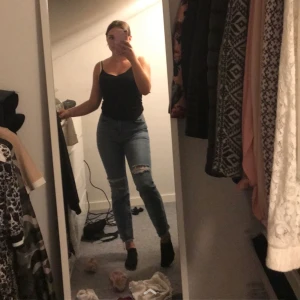 Blå jeans från Zara - Jättesköna, använda 2-3 gånger och sitter jättefint 